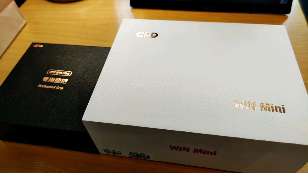 GPD WIN MINI 7840U 64G 2TB 화이트 커스텀 판매합니다 이미지