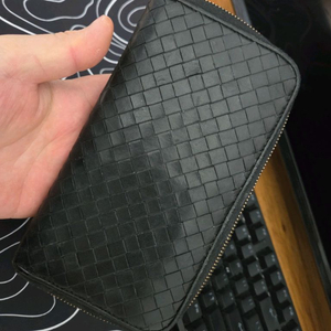 보테가 베네타 블랙 가죽 장지갑입니다. 단품 단품입니다. 정품입니다.시용감 다분합니다.- 114076 V0013 1 이미지