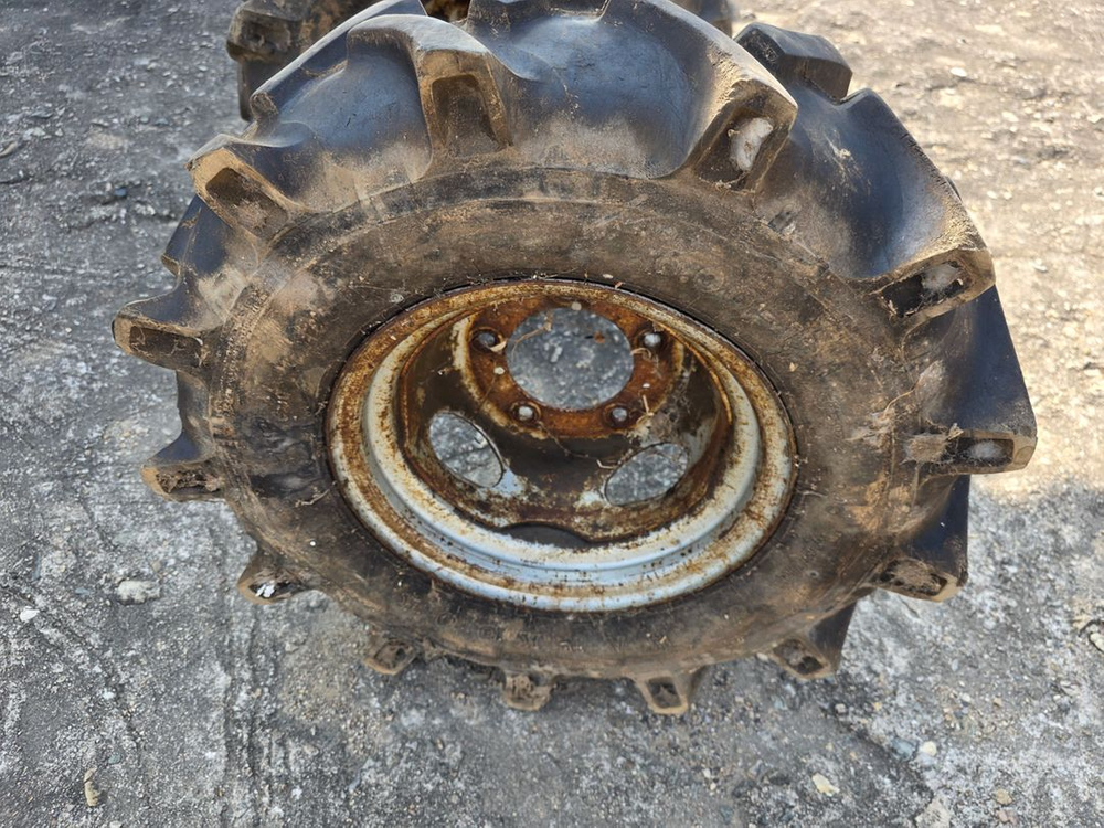 경운기 타이어 3개 이미지