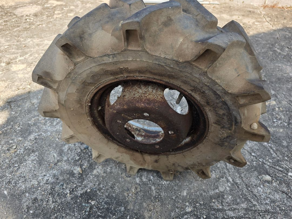 경운기 타이어 3개 이미지