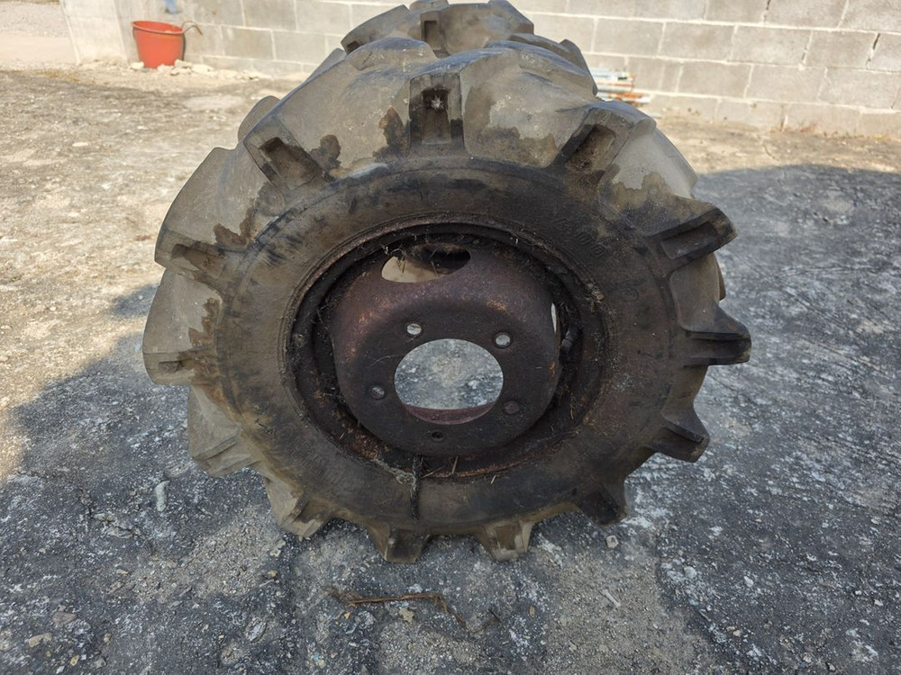 경운기 타이어 3개 이미지