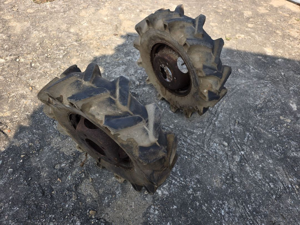 경운기 타이어 3개 이미지