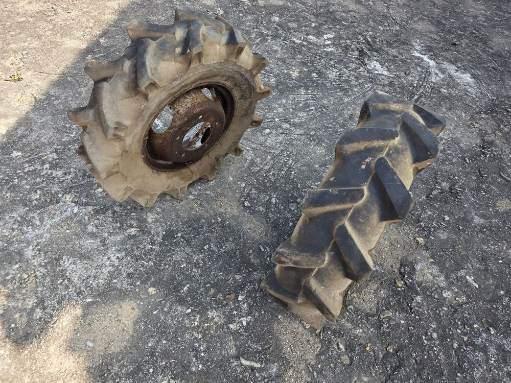 경운기 타이어 3개 이미지