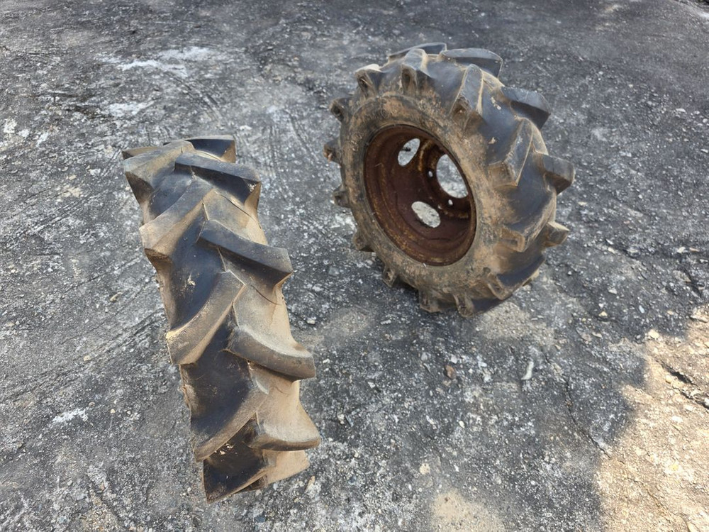 경운기 타이어 3개 이미지