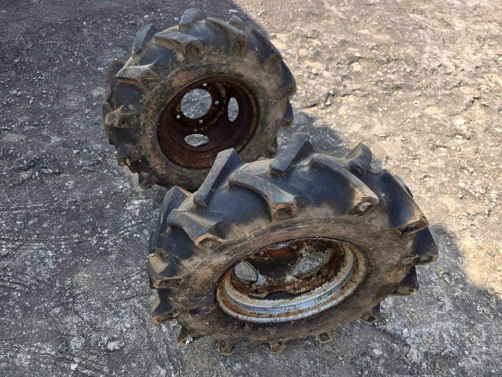 경운기 타이어 3개 이미지