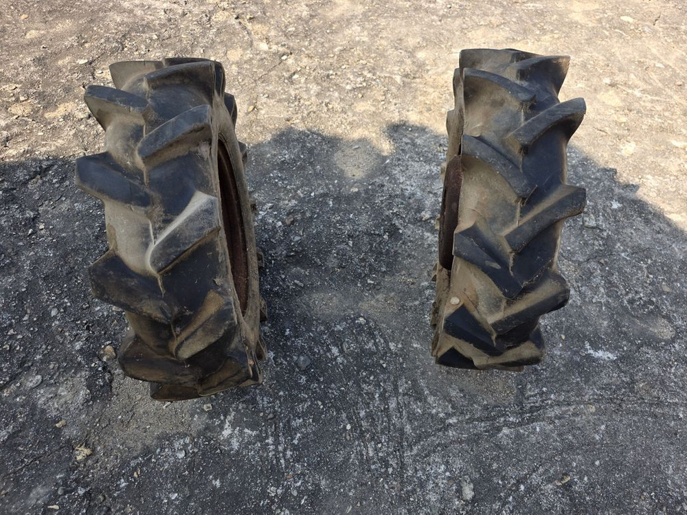 경운기 타이어 3개 이미지