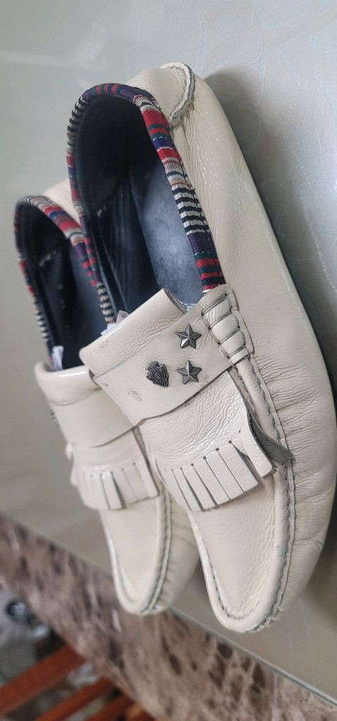 정품 구찌(Gucci)의 빈티지 별 스터드 프린지 로퍼 (9.5 사이즈 / 285)디자인: 화이트 컬러의 페이턴트( 이미지