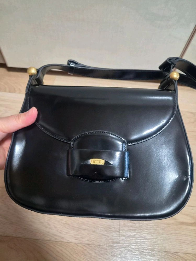 애테 페니 숄더백 팝니다 이미지