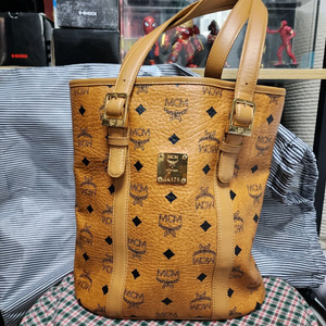 클래식한 MCM 로고 패턴이 돋보이는 토트백 이미지