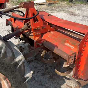 밭농사에 꼭 필요한 국제 25마력 트랙터입니다 이미지