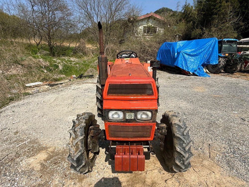 밭농사에 꼭 필요한 국제 25마력 트랙터입니다 이미지