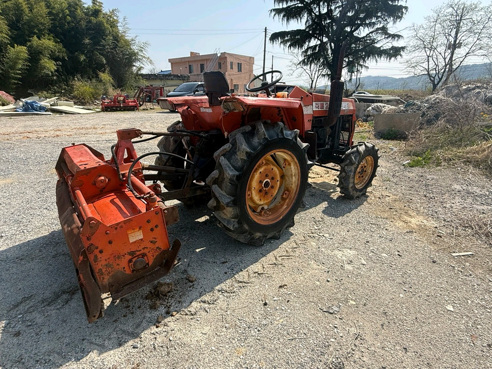 밭농사에 꼭 필요한 국제 25마력 트랙터입니다 이미지