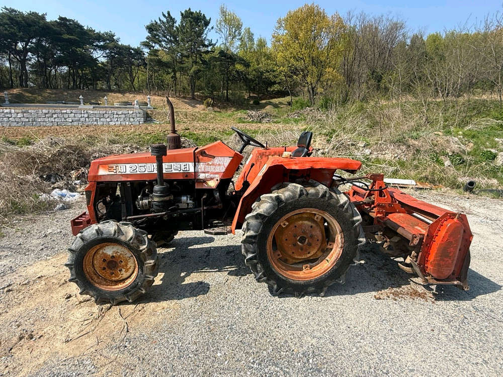 밭농사에 꼭 필요한 국제 25마력 트랙터입니다 이미지