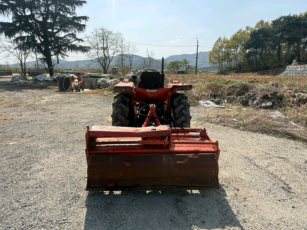 밭농사에 꼭 필요한 국제 25마력 트랙터입니다 이미지