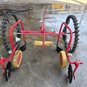 농작물 재배에 꼭 필요한 관리기 비닐피복기입니다AM-180 모델로, 작업 폭은 700~2000mm, 간격은 750~ 이미지