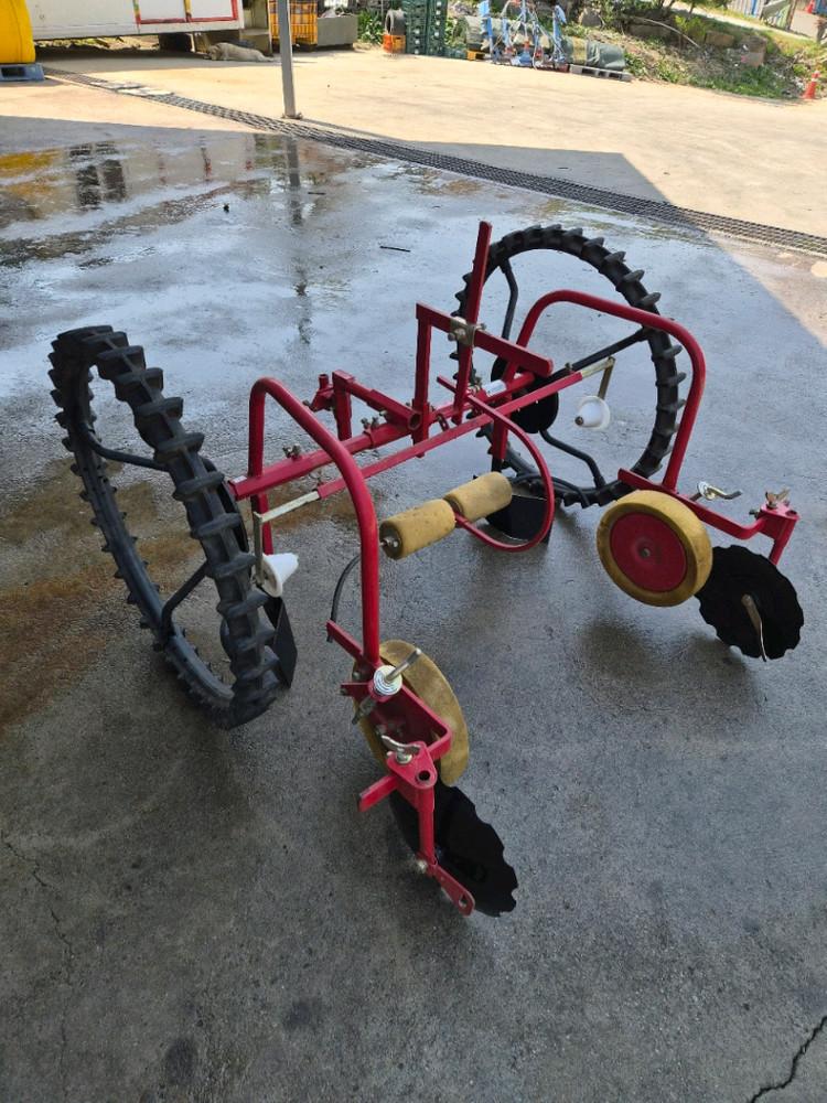 농작물 재배에 꼭 필요한 관리기 비닐피복기입니다AM-180 모델로, 작업 폭은 700~2000mm, 간격은 750~ 이미지