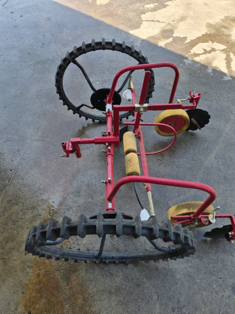 농작물 재배에 꼭 필요한 관리기 비닐피복기입니다AM-180 모델로, 작업 폭은 700~2000mm, 간격은 750~ 이미지