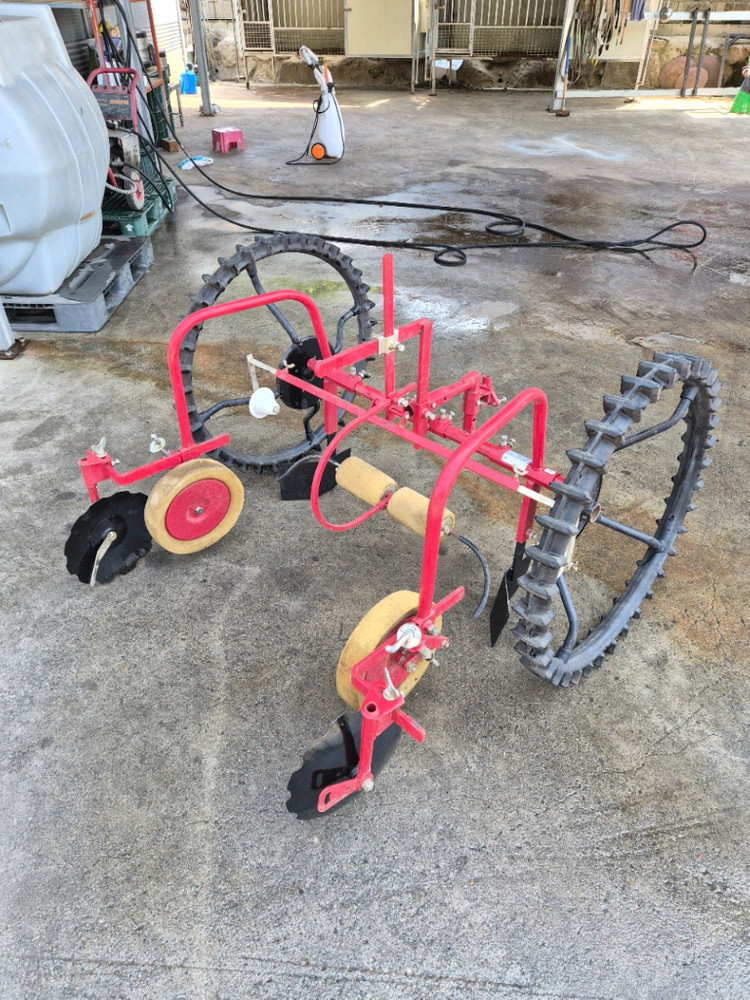 농작물 재배에 꼭 필요한 관리기 비닐피복기입니다AM-180 모델로, 작업 폭은 700~2000mm, 간격은 750~ 이미지