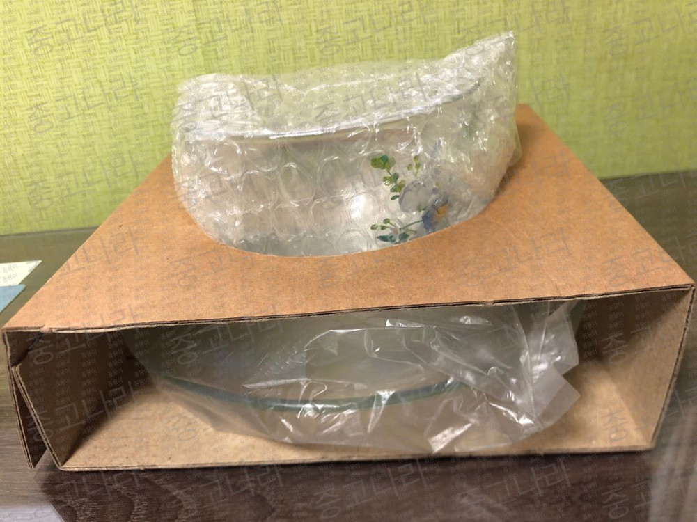 연의 편지 초판본, 양장본, 0번째 편지, 유리컵(찻잔) 이미지