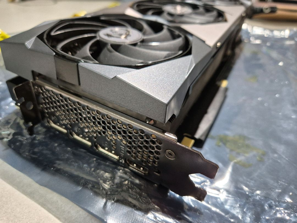 MSI 지포스 RTX 3070Ti 슈프림 X 이미지