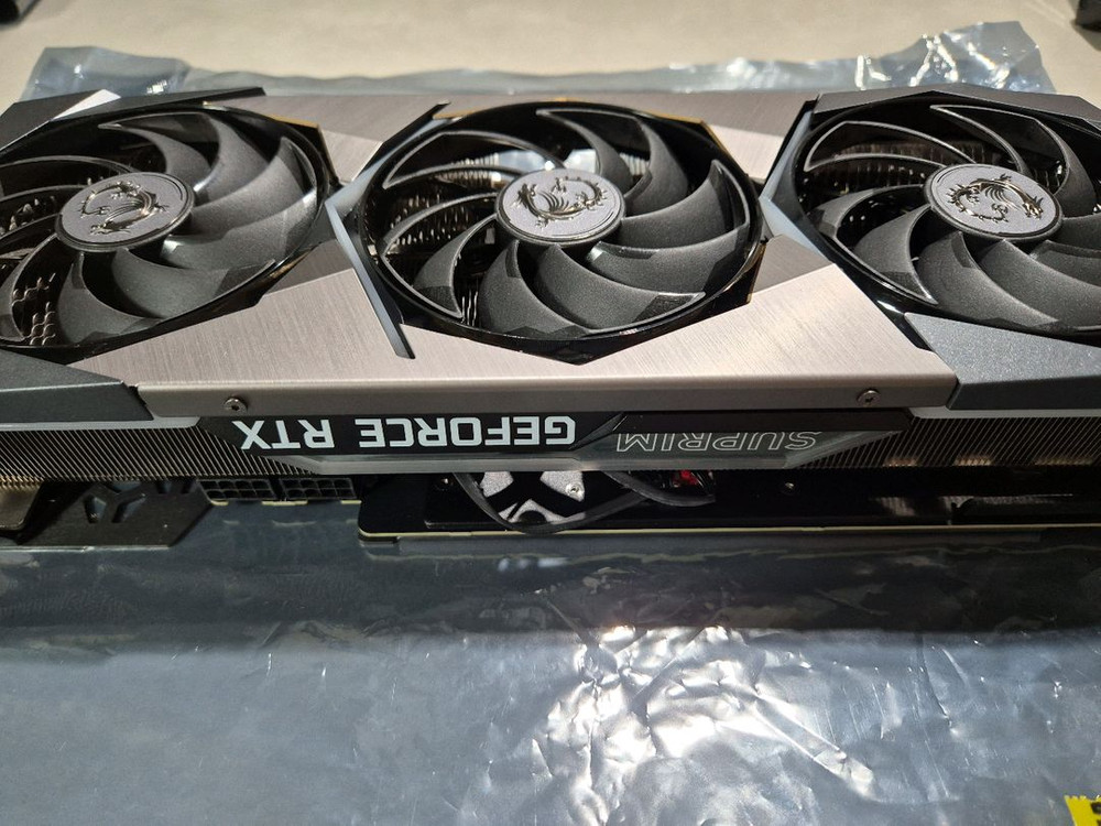 MSI 지포스 RTX 3070Ti 슈프림 X 이미지