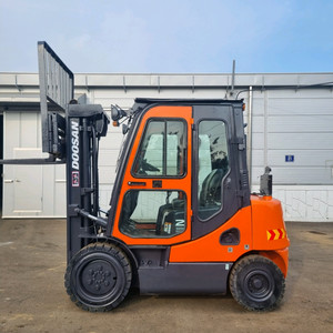 두산 2.5톤 3단마스트 자동발 디젤중고지게차 이미지