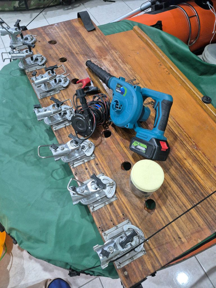 광덕 붕어 낚시 보트 풀세트 밥상 받침틀 가이드모터 배터리 사진에 있는거 모두 드림 이미지