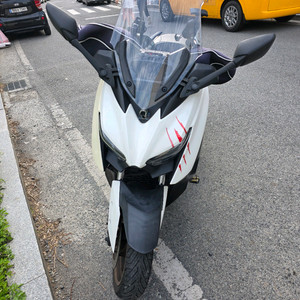 야마하 XMAX300 화이트색 판매합니다. 이미지