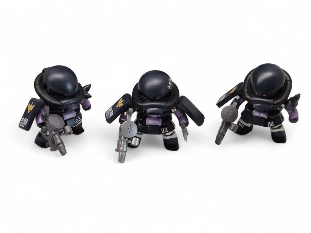 레진 도색작 책상 위에 전쟁 검은 삼연성 자쿠 3인방 건담 일괄 이미지