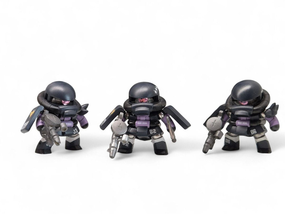 레진 도색작 책상 위에 전쟁 검은 삼연성 자쿠 3인방 건담 일괄 이미지