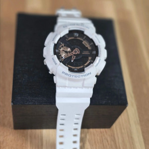 카시오 지샥 GA-110RG 화이트 시계 이미지