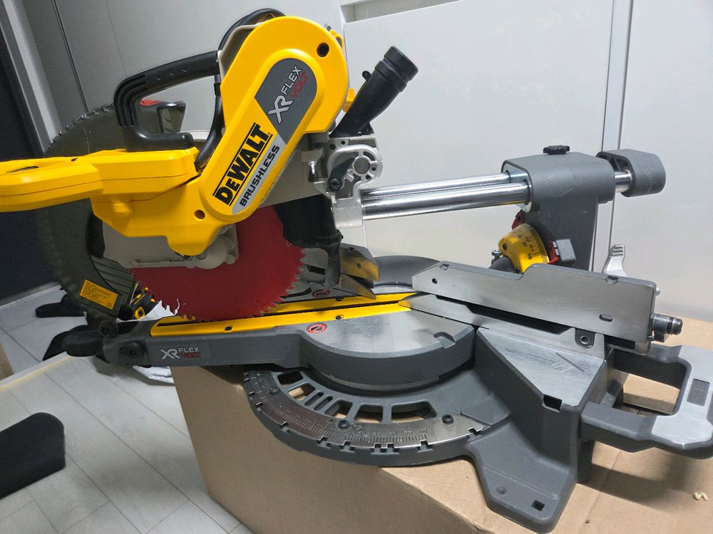 디월트 DCS361 DCS727 무선 슬라이딩 각도절단기 마끼다 테이블쏘 12인치 탁상윈형톱 LH1201FL 이미지