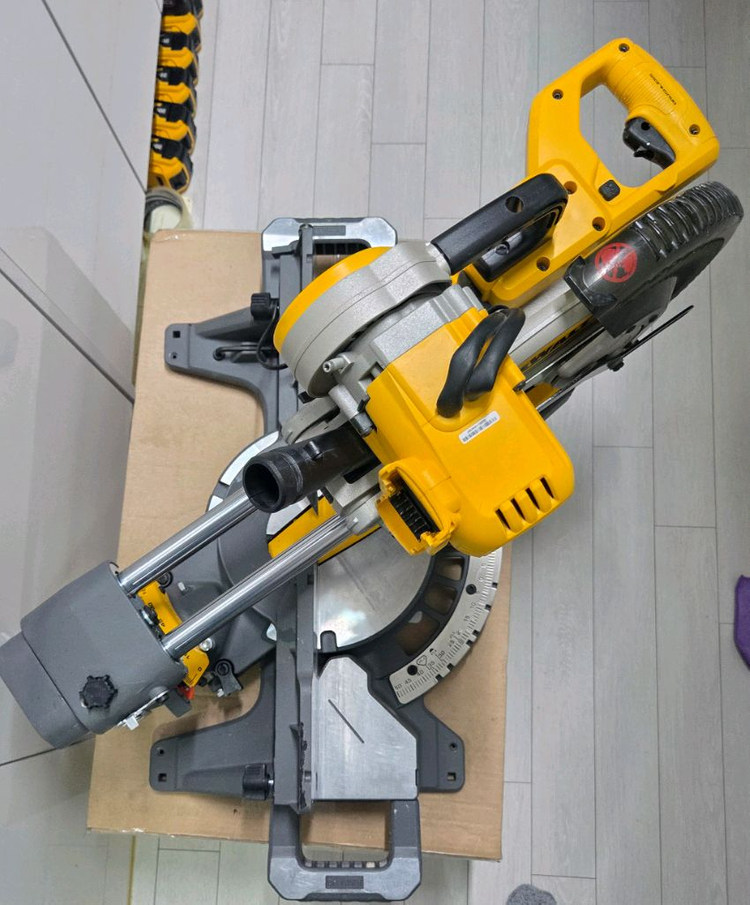 디월트 DCS361 DCS727 무선 슬라이딩 각도절단기 마끼다 테이블쏘 12인치 탁상윈형톱 LH1201FL 이미지