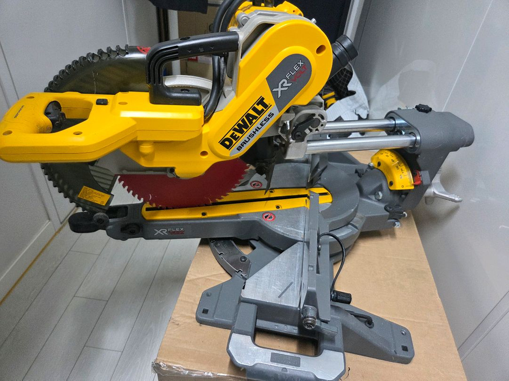 디월트 DCS361 DCS727 무선 슬라이딩 각도절단기 마끼다 테이블쏘 12인치 탁상윈형톱 LH1201FL 이미지