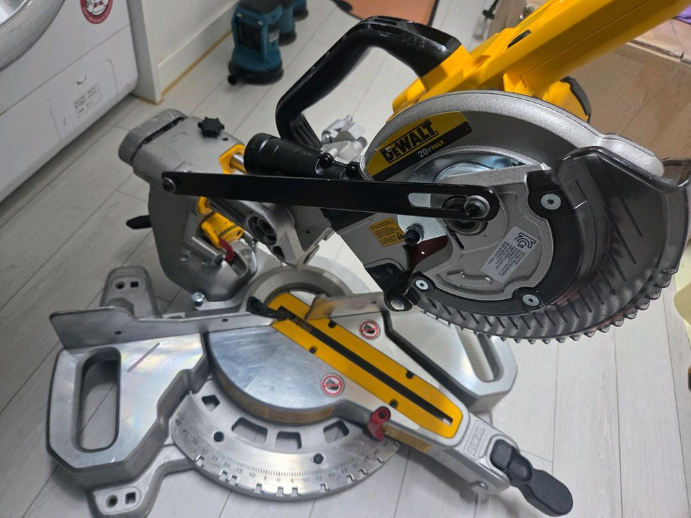 디월트 DCS361 DCS727 무선 슬라이딩 각도절단기 마끼다 테이블쏘 12인치 탁상윈형톱 LH1201FL 이미지