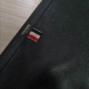 톰브라운 클러치백 이미지