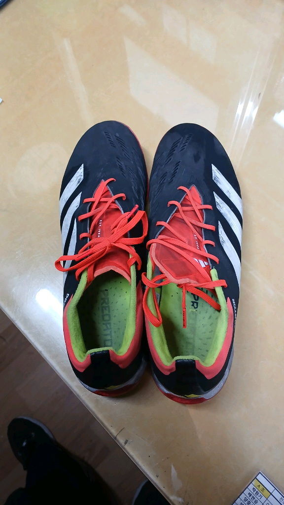 남성신발 아디다스 프레데터 축구화 운동화 이미지