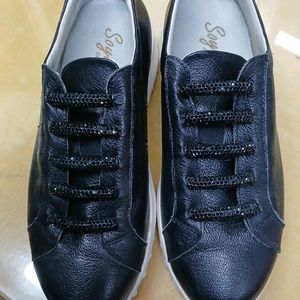 여성신발 소유 캐주얼 가죽 운동화 이미지