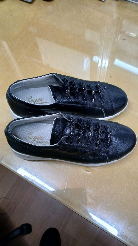 여성신발 소유 캐주얼 가죽 운동화 이미지