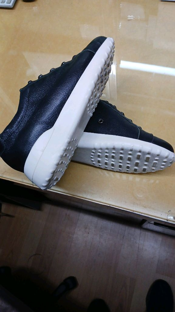 여성신발 소유 캐주얼 가죽 운동화 이미지