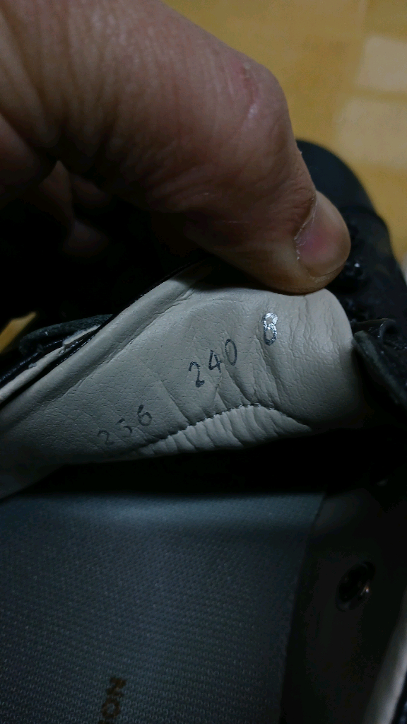 여성신발 소유 캐주얼 가죽 운동화 이미지