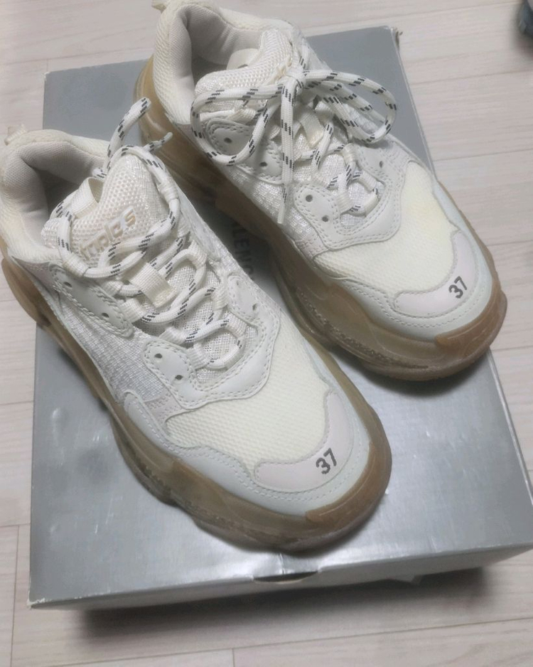 발렌시아가 트리플s 이미지