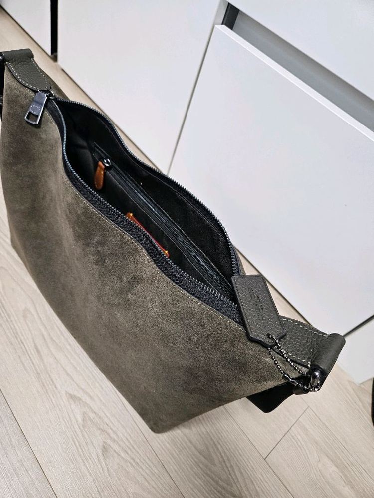 새상품) 코치 크로스백 스웨이드 카키그린 이미지