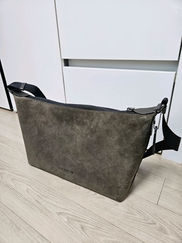 새상품) 코치 크로스백 스웨이드 카키그린 이미지