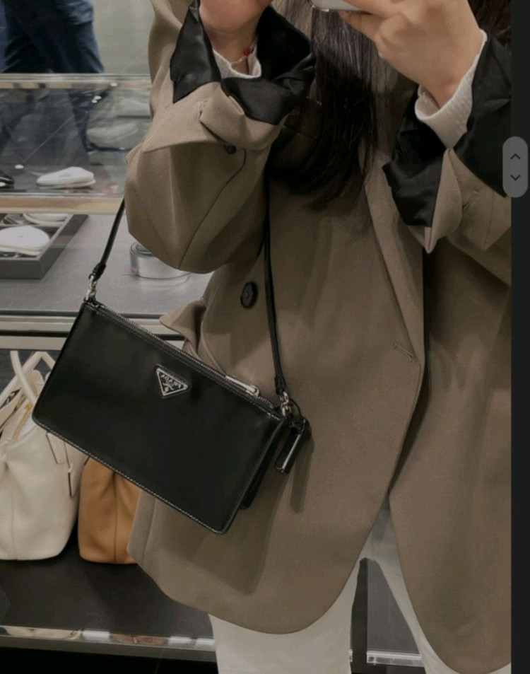 프라다 브러시드 호보백미니백가방명품백테수토호보백숄더백버킷백 구찌루이비통디올셀린느샤넬에르메스보테가발렌시아가아바백팩 이미지