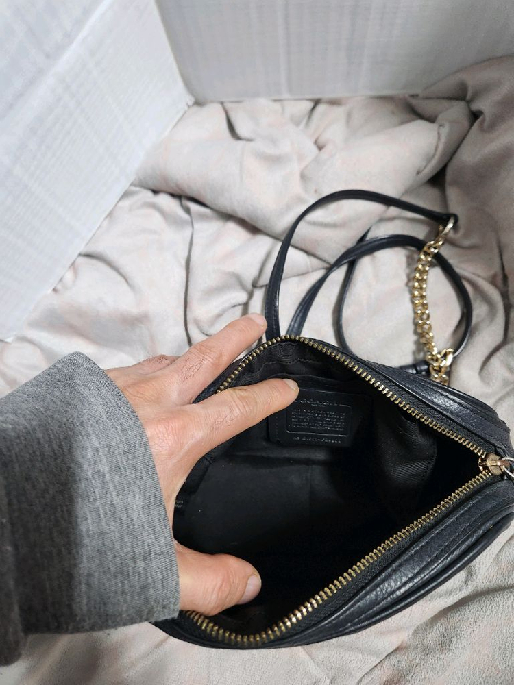 체인 크로스백 코치 이미지