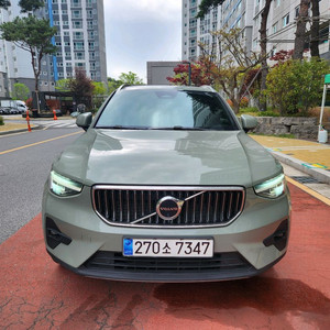 볼보 xc40 세이지그린 이미지