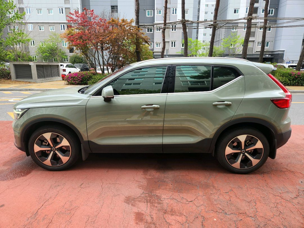 볼보 xc40 세이지그린 이미지