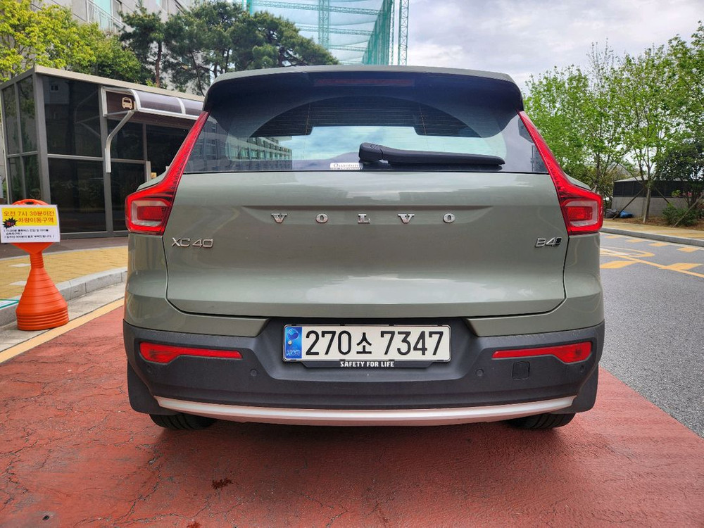 볼보 xc40 세이지그린 이미지