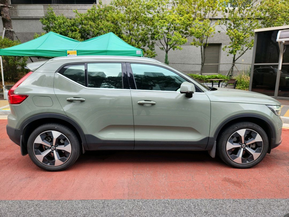 볼보 xc40 세이지그린 이미지